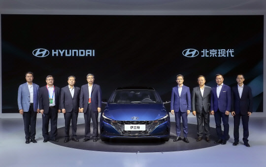 판징타오(왼쪽부터) 베이징현대 판매부본부장, 두진보 베이징현대 상임부총경리, 천홍량 베이징현대 동사장, 장더이 베이징기차그룹 동사장, 이광국(오른쪽 네번째) 현대·기아차 중국사업총괄 사장 , 최동우 베이징현대 총경리, 리홍펑 현대·기아차 브랜드 및 판매부문 총괄, 샹동핑 베이징현대 부총경리가 등이 중국형 아반떼(현지명 엘란트라)와 기념사진을 찍고 있다.  현대자동차 제공